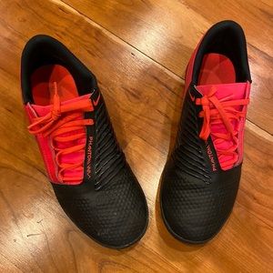 Nike phantom soccer shoes. Nearly new condition. Worn for one season/6 games.